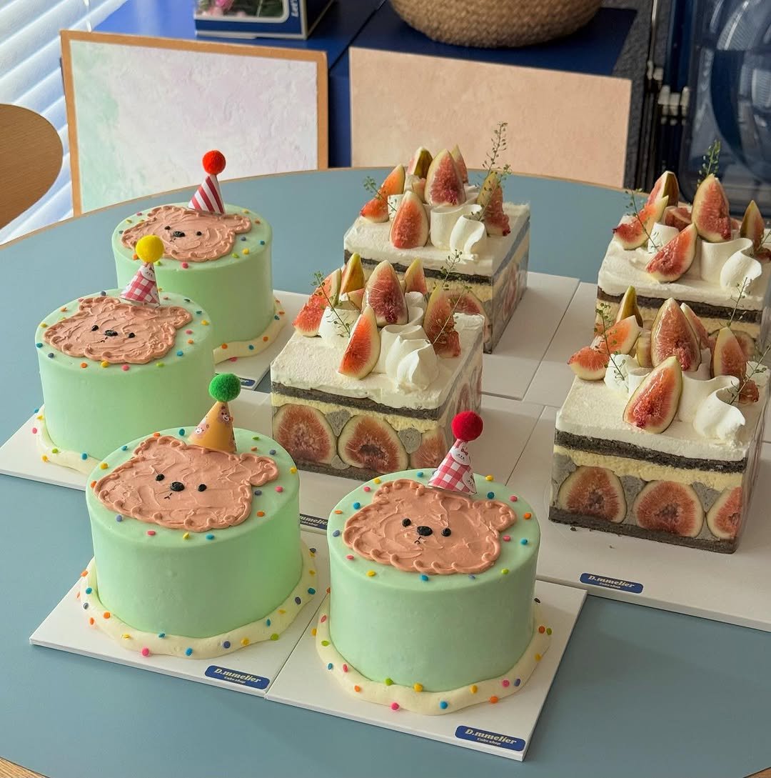 Photo by 수원 행궁동 케이크 디믈리에 on September 19, 2025. May be an image of chiffon cake, strawberry, fruitcake and text.