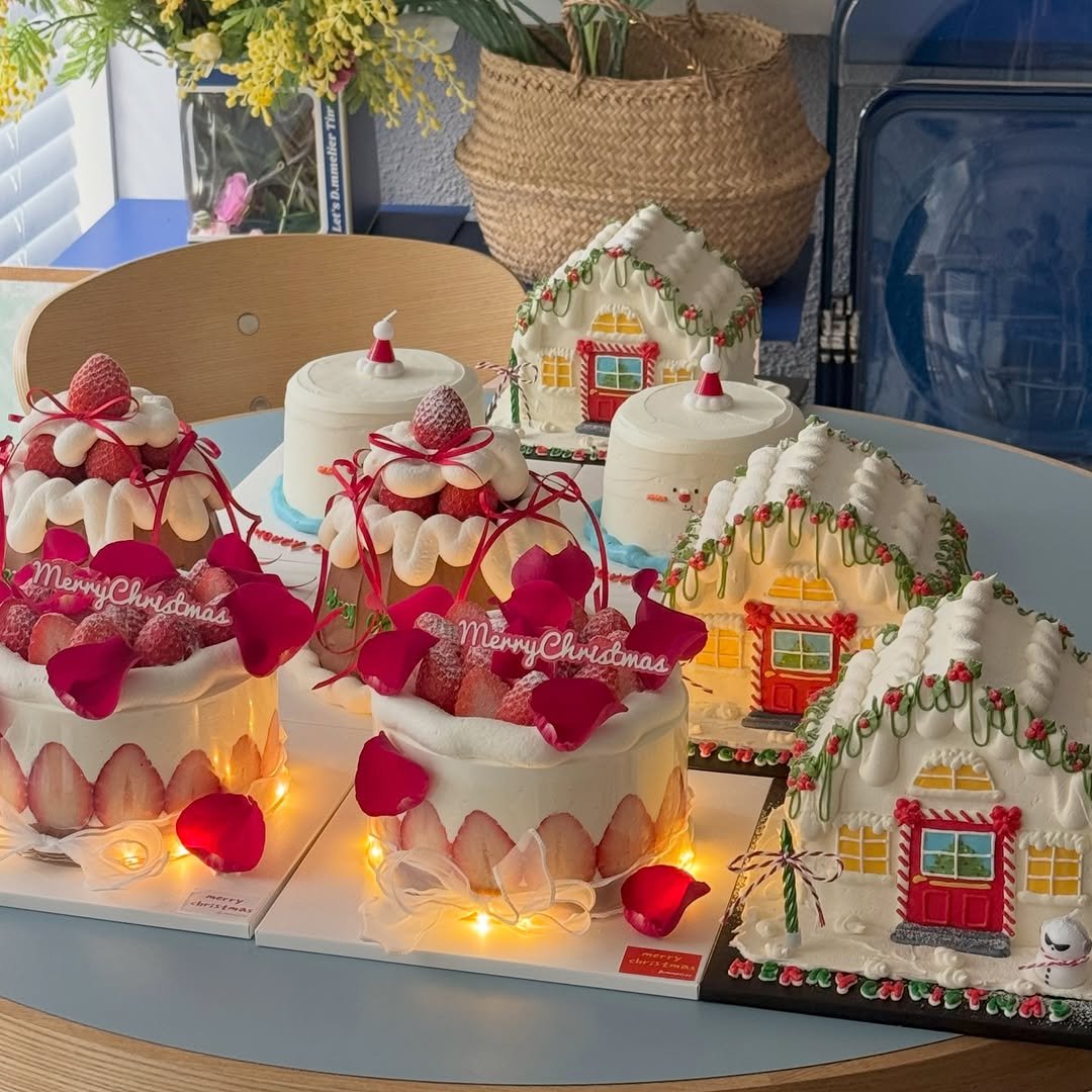 Photo by 수원 행궁동 케이크 디믈리에 on December 22, 2025. May be an image of cake, gingerbread cookie, fruitcake and text.