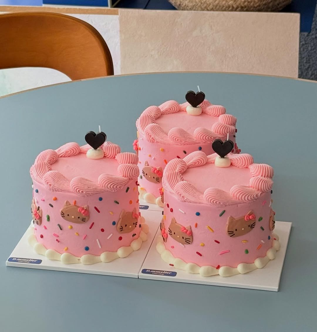 Photo by 수원 행궁동 케이크 디믈리에 on August 06, 2025. May be an image of cake and text.