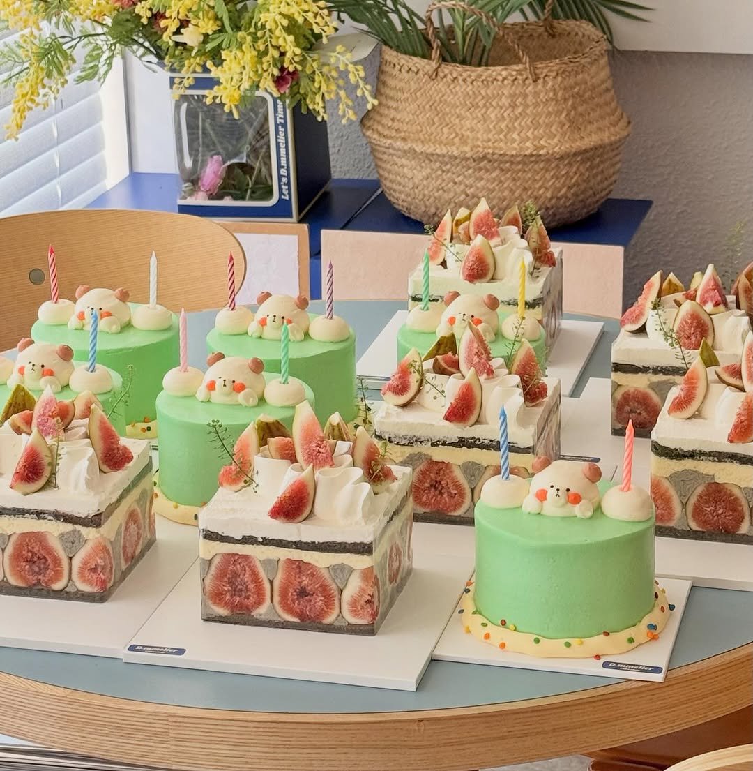 Photo by 수원 행궁동 케이크 디믈리에 on September 26, 2025. May be an image of chiffon cake, fruitcake, strawberry, candle and text.