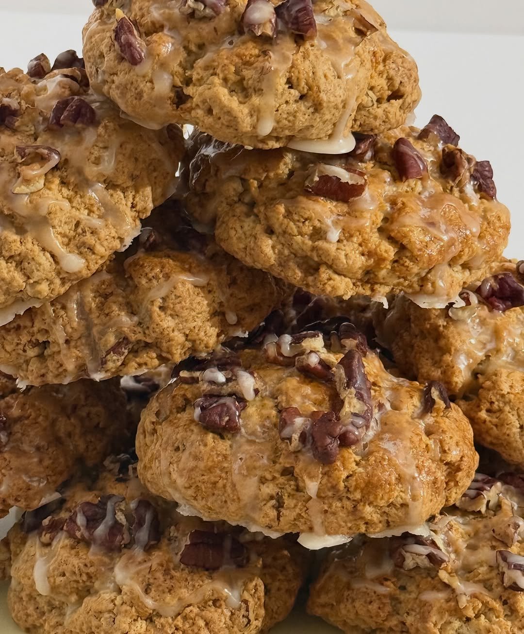 Photo by 수원 행궁동 케이크 디믈리에 in 행궁동. May be an image of oatmeal cookies, cookies, gingerbread cookie, raisin, pecans, scone and text.