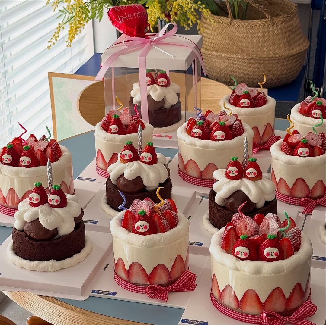 Photo by 수원 행궁동 케이크 디믈리에 on February 12, 2026. May be an image of wedding cake, strawberry, fruitcake, chocolate cake and text.