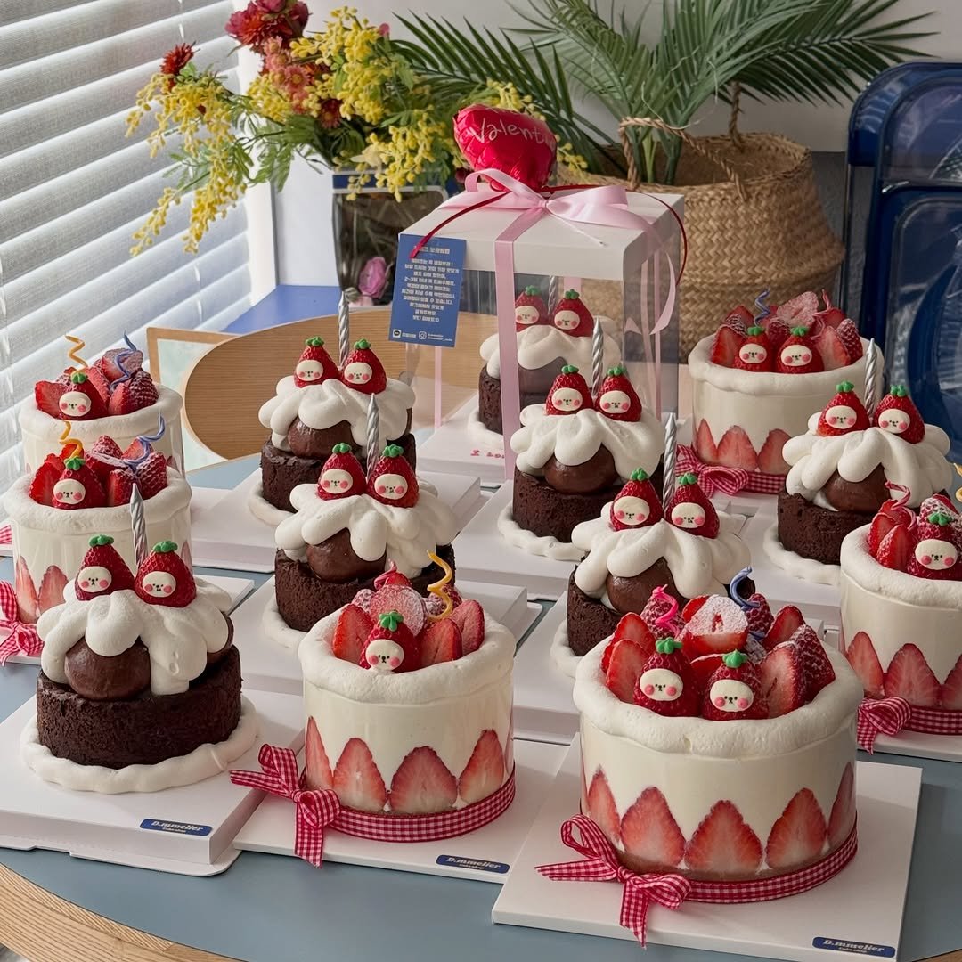 Photo by 수원 행궁동 케이크 디믈리에 on February 13, 2026. May be an image of wedding cake, strawberry, brownie, chocolate cake, hamper, fruitcake and text.