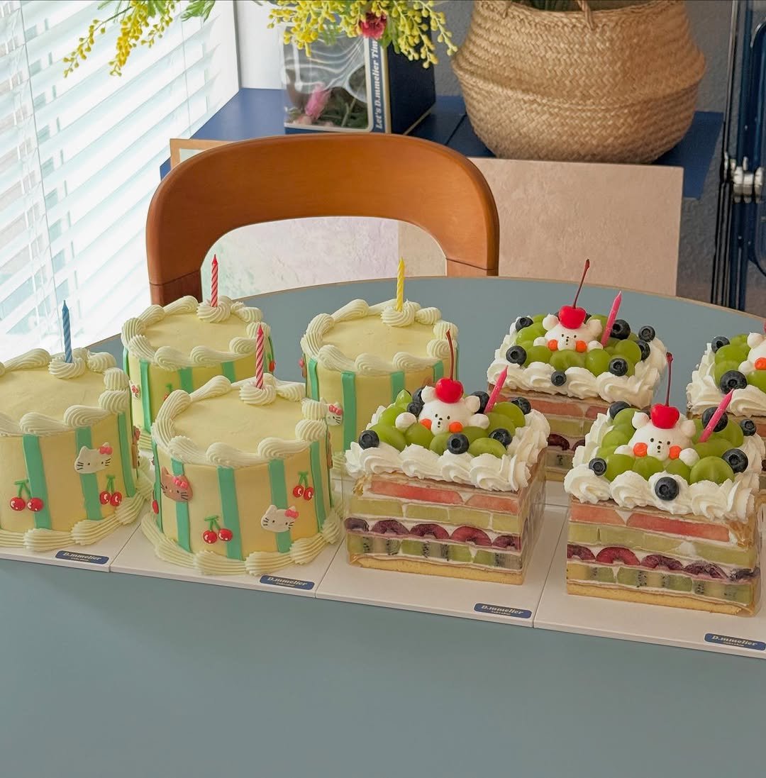 Photo by 수원 행궁동 케이크 디믈리에 on August 08, 2025. May be an image of cake, fruitcake and text.