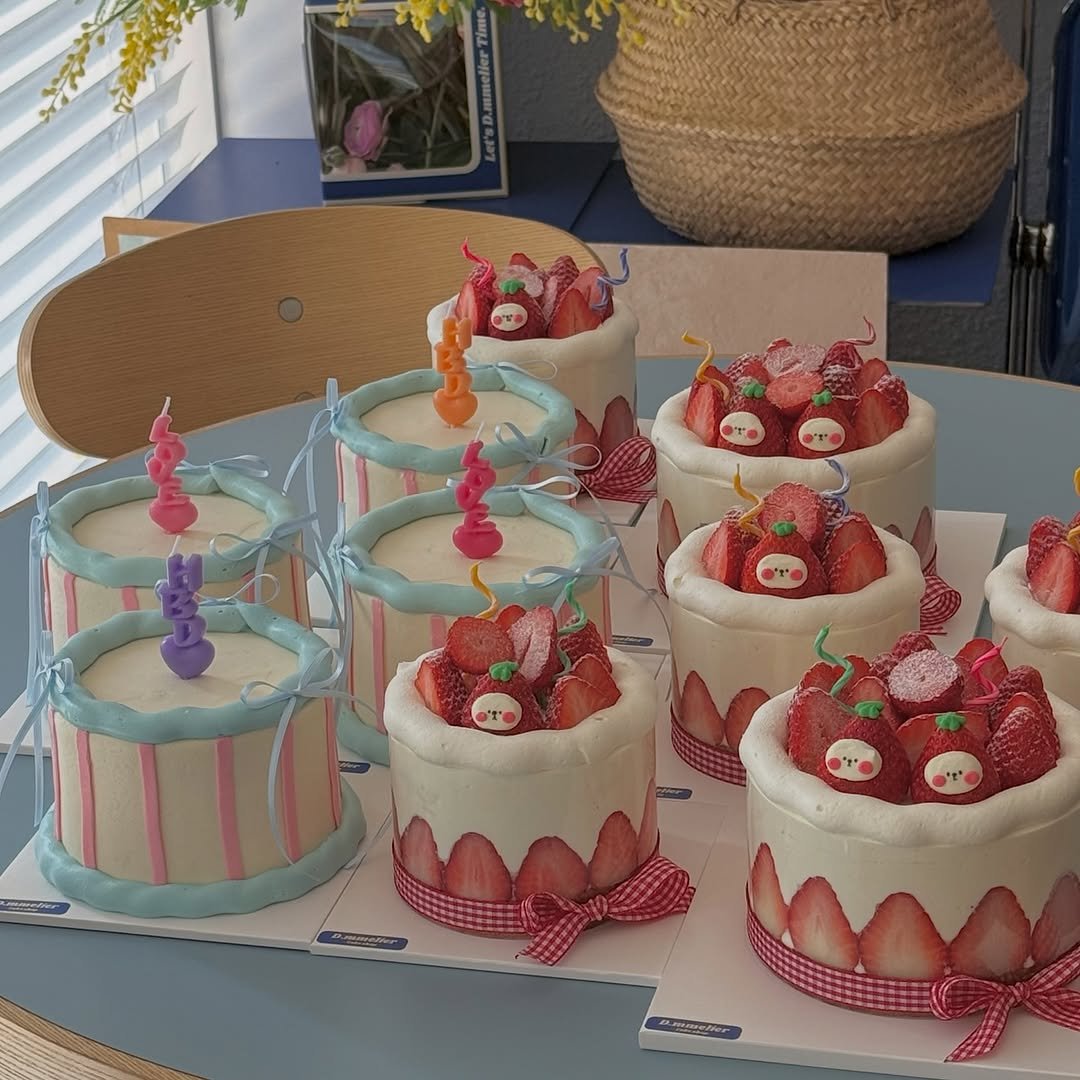 Photo by 수원 행궁동 케이크 디믈리에 on February 19, 2026. May be an image of wedding cake, strawberry, fruitcake and text.