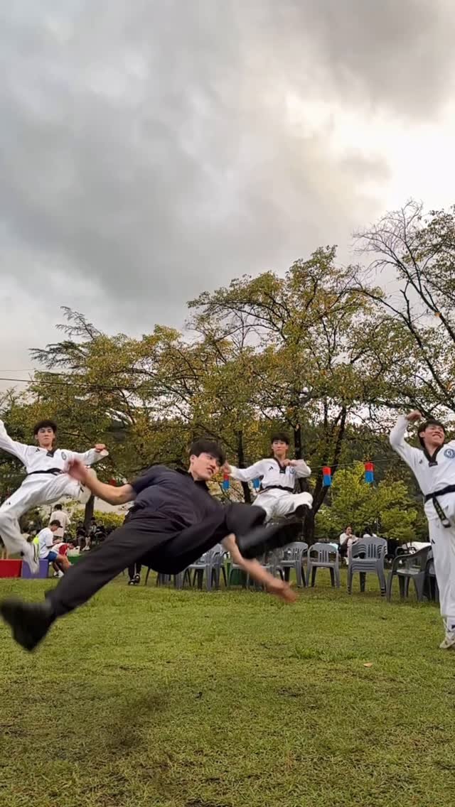 d0_kick 게시물 이미지: 무주 반딧불축제에서도 남자는 하체이거늘ㅋㅋㅋ
태권도시범단 싸울아비 영국의 최고...