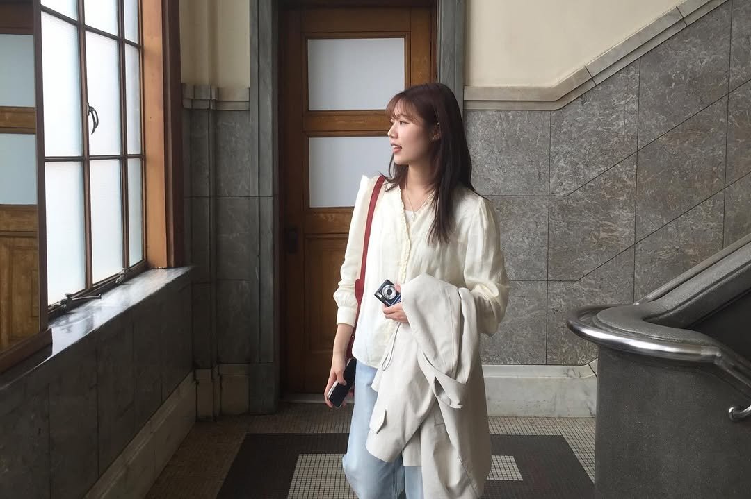 Photo by doer 도어 on April 03, 2026. May be an image of duffle coat, overcoat, blazer, jacket, bath robe, cardigan and text.