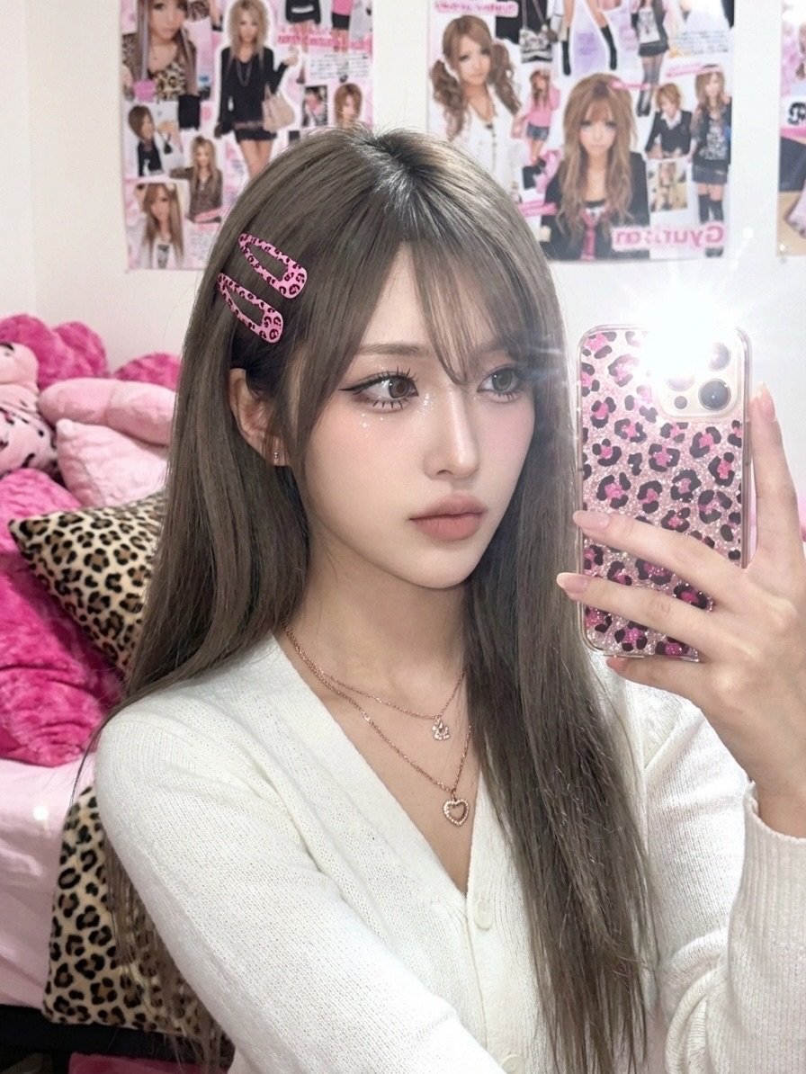 Photo by 윤이나 on January 25, 2026. May be a selfie of one or more people, hair, mirror and text.