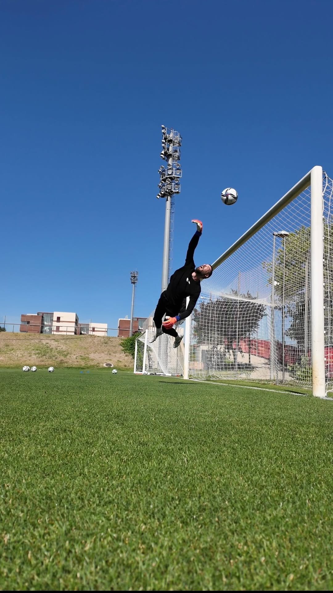 d_degeaofficial 게시물 이미지: Still here - Let’s go 🧤