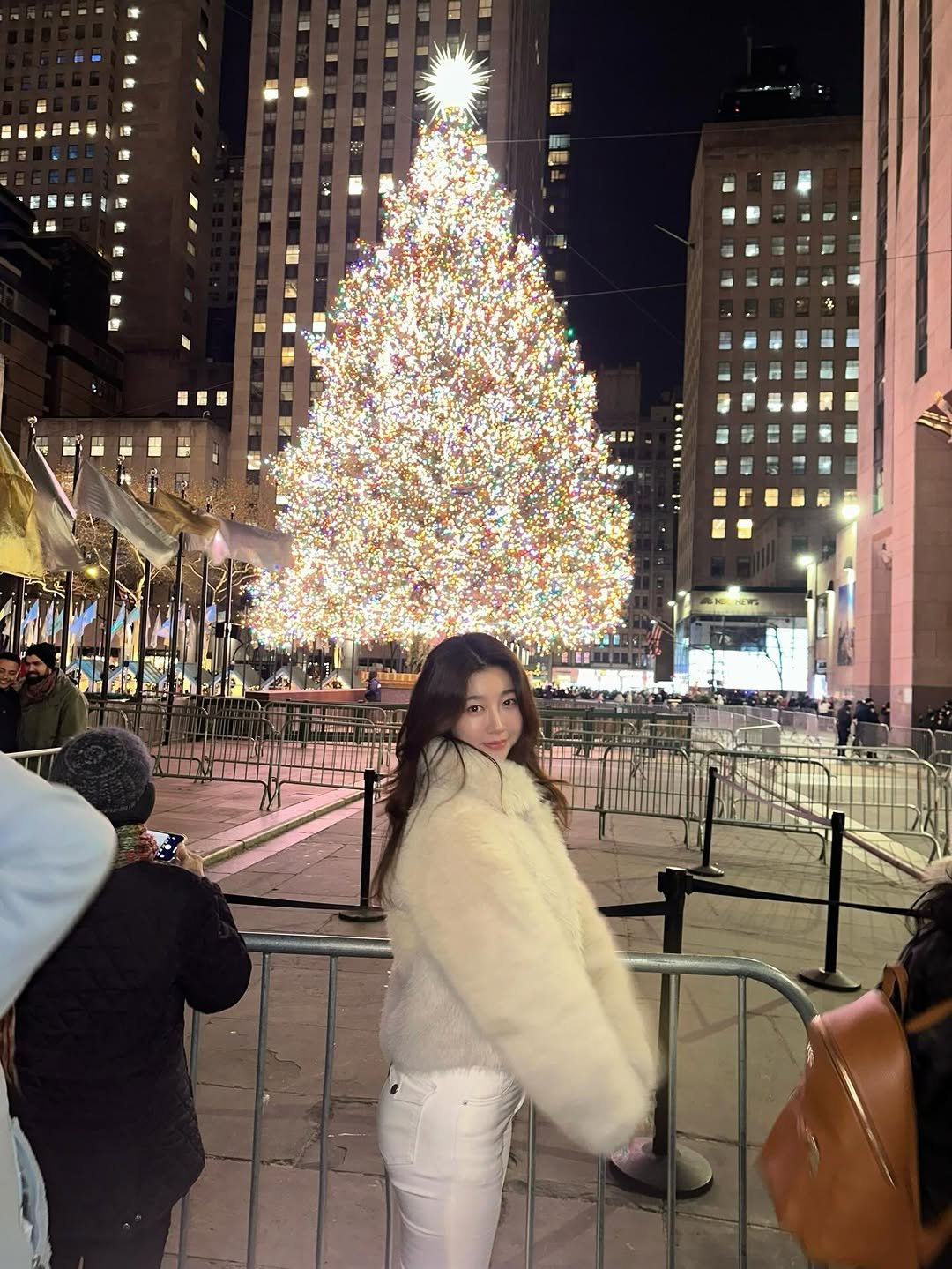 Photo by 𝘥𝘰𝘺𝘦𝘰𝘯 ෆ on December 25, 2025. May be an image of christmas tree, fur, tinsel and text.