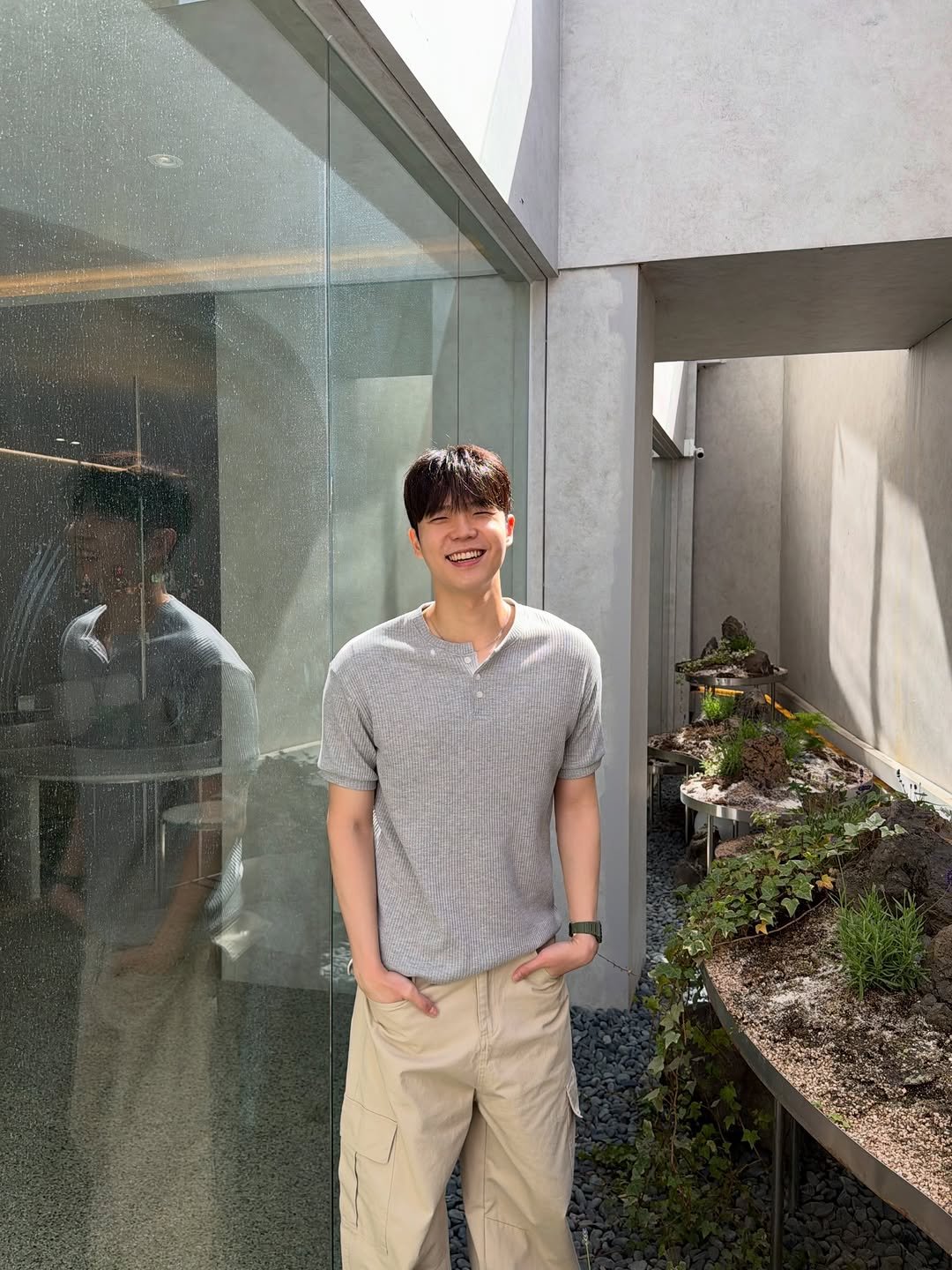 Photo by 도흐 | 남자쇼핑몰 | 체형보완 전문 | 커브드핏 on April 26, 2026. May be an image of cornflower and text.