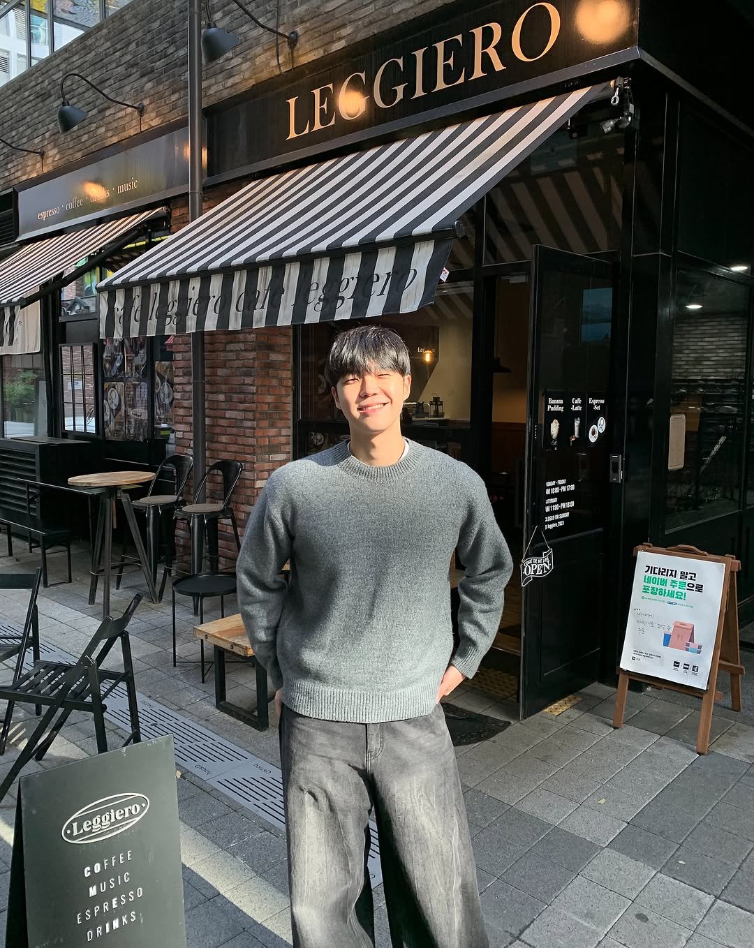 Photo by 도흐 | 남자쇼핑몰 | 체형보완 전문 | 커브드핏 on November 05, 2025. May be an image of duffle coat, signboard and text.