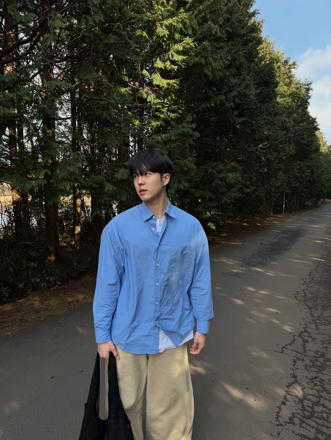 Photo by 도흐 | 남자쇼핑몰 | 체형보완 전문 | 커브드핏 on February 17, 2026. May be an image of duffle coat, wingtip shoes and text.