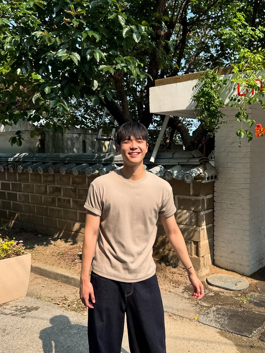 Photo by 도흐  | 남자쇼핑몰 | 체형보완 전문 | 커브드핏 on August 06, 2025. May be an image of 1 person, standing, sweatpants, tree and text.