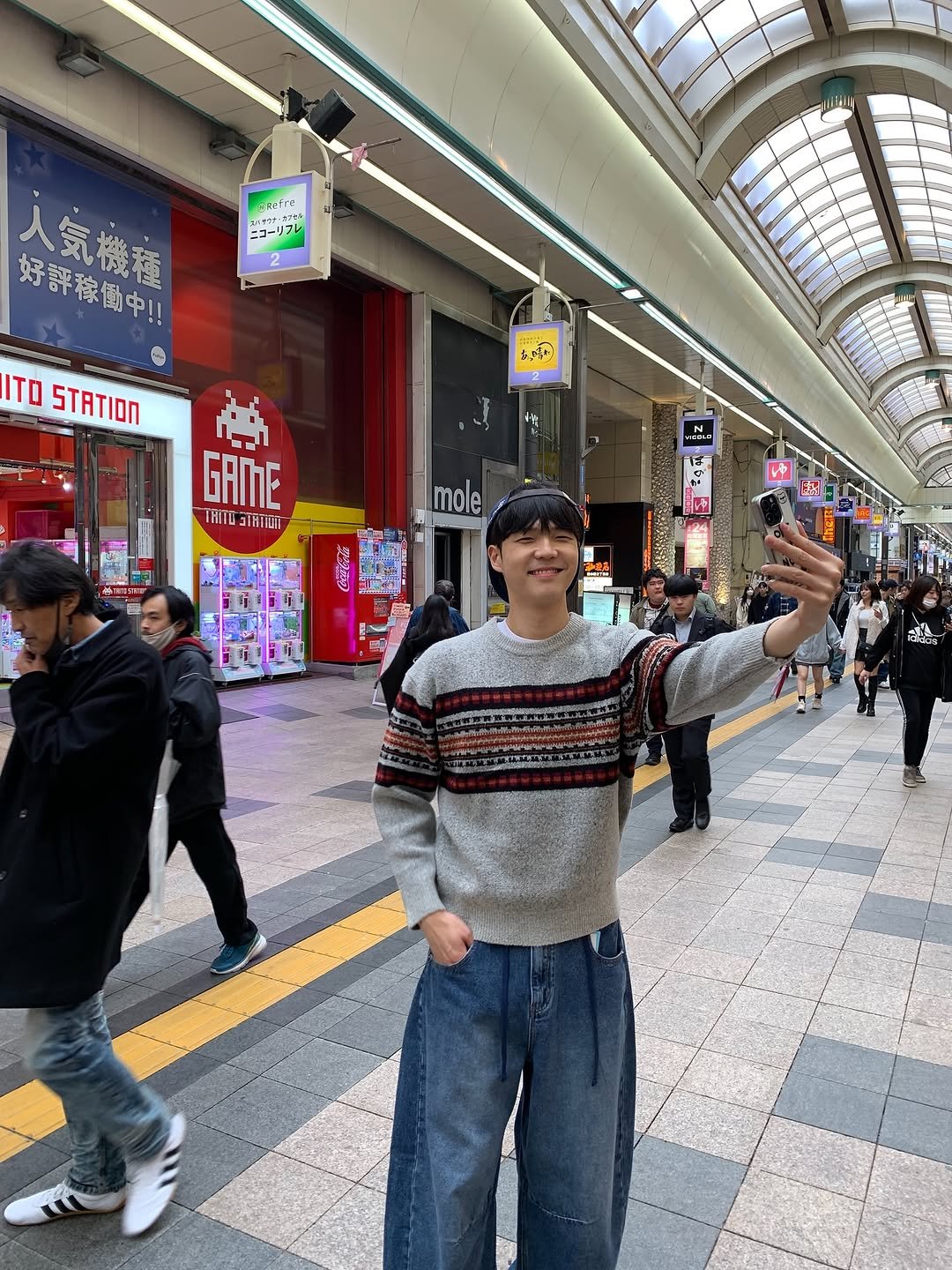 Photo by 도흐 | 남자쇼핑몰 | 체형보완 전문 | 커브드핏 on November 03, 2025. May be an image of duffle coat, parka, street and text.