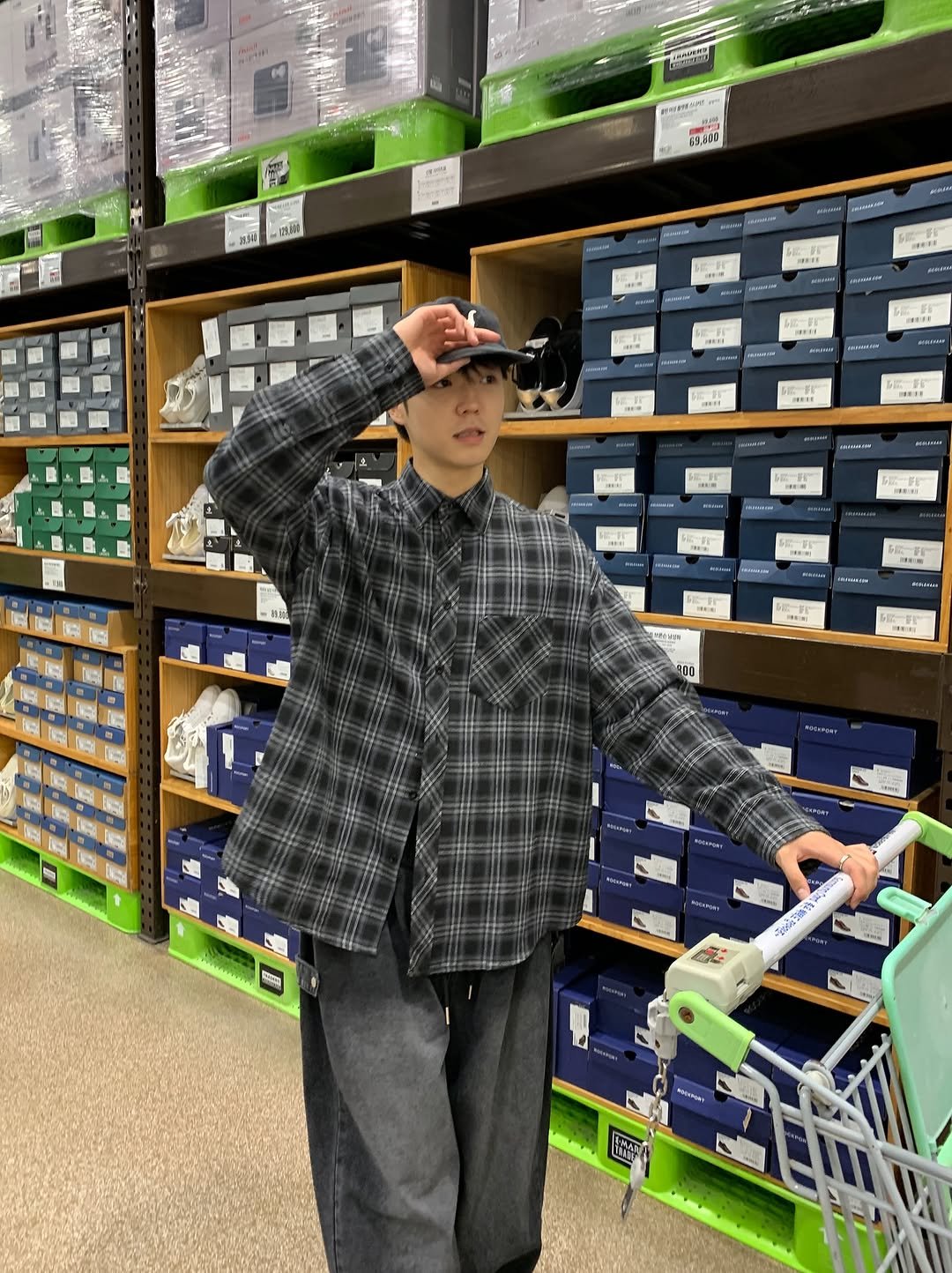 Photo by 도흐 | 남자쇼핑몰 | 체형보완 전문 | 커브드핏 on November 08, 2025. May be an image of wingtip shoes, toecap shoes, flannel, shopping cart and text.