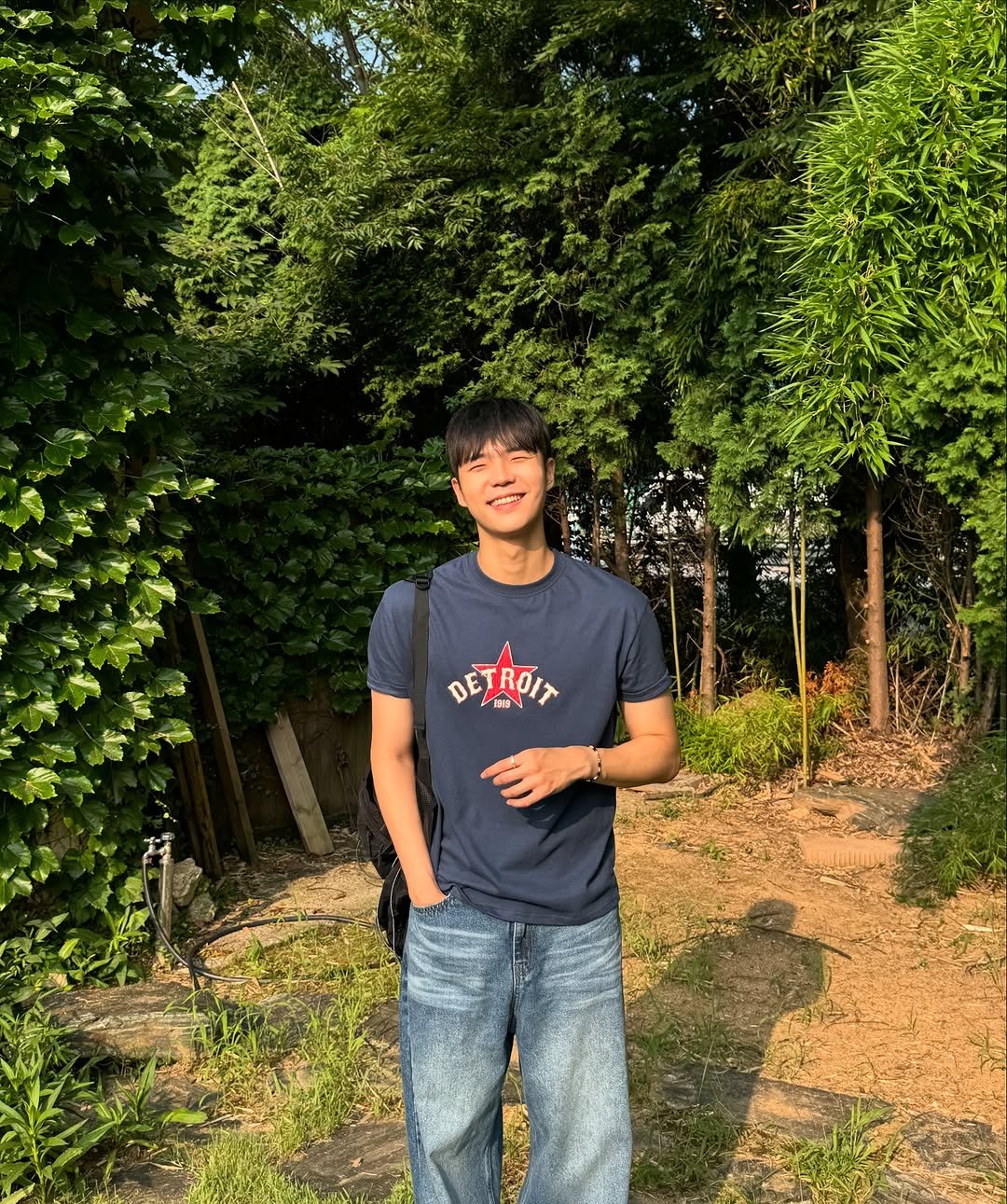 Photo by 도흐  | 남자쇼핑몰 | 체형보완 전문 | 커브드핏 on July 17, 2025. May be an image of 1 person, standing, grass and text.