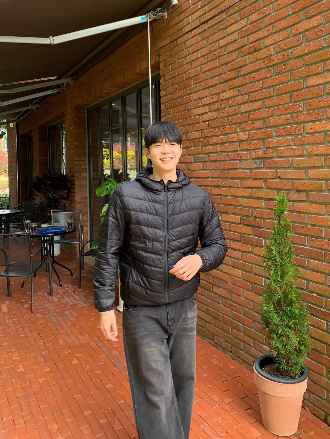 Photo by 도흐 | 남자쇼핑몰 | 체형보완 전문 | 커브드핏 on November 11, 2025. May be an image of standing, duffle coat, goosedown coat, parka, brick wall, outdoors and text.