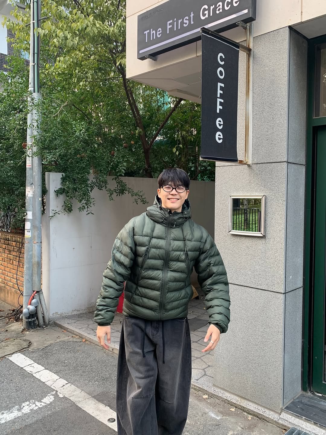 Photo by 도흐 | 남자쇼핑몰 | 체형보완 전문 | 커브드핏 on November 04, 2025. May be an image of standing, duffle coat, goosedown coat, parka, signboard and text that says 'First Gracc The J COLLLL LLLL'.