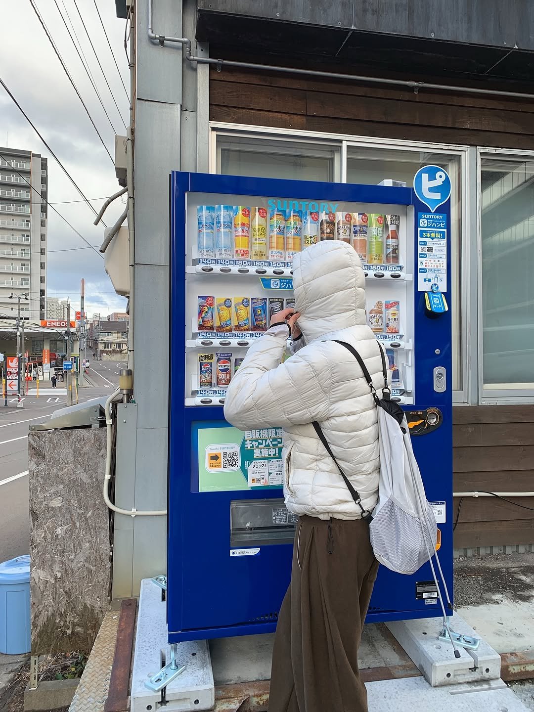 Photo by 도흐 | 남자쇼핑몰 | 체형보완 전문 | 커브드핏 on November 04, 2025. May be an image of duffle coat, cash machine, newspaper, vending machine, newsstand and text.