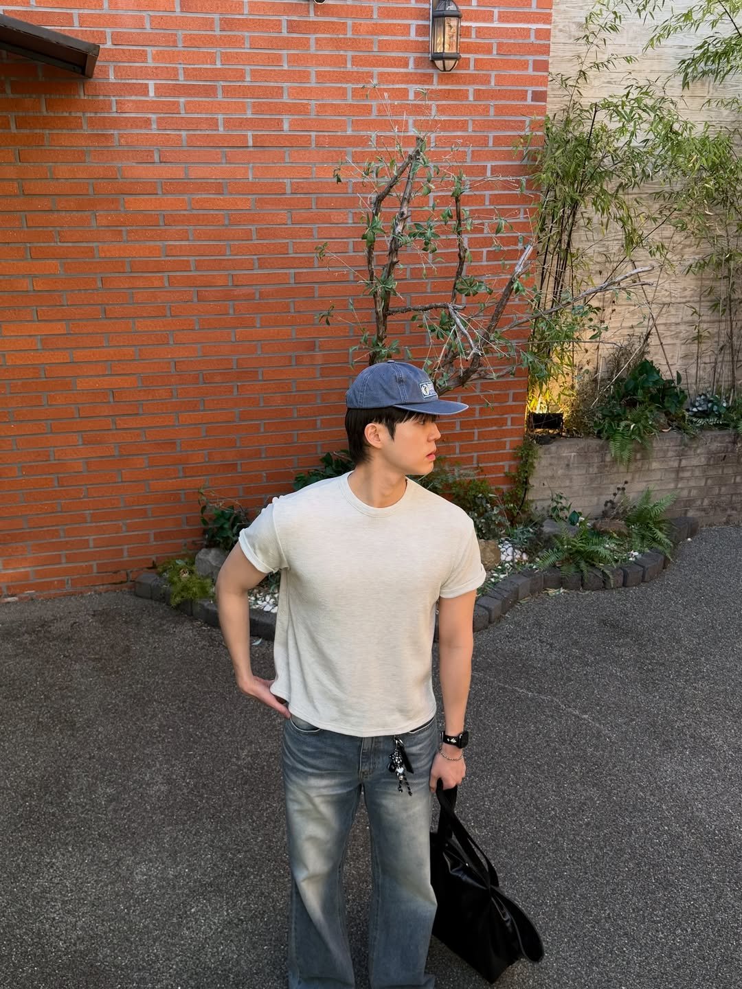 Photo by 도흐 | 남자쇼핑몰 | 체형보완 전문 | 커브드핏 on April 14, 2026. May be an image of hat, wingtip shoes, brick wall and text.