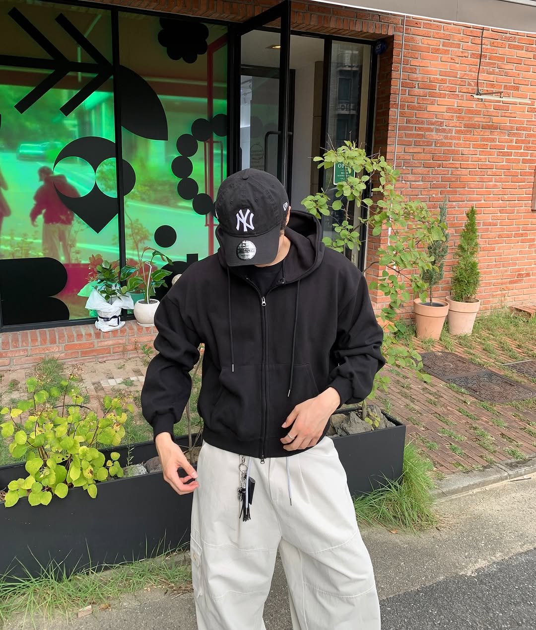 Photo by 도흐 | 남자쇼핑몰 | 체형보완 전문 | 커브드핏 on September 24, 2025. May be an image of 1 person, duffle coat, face mask, fleece, parka, raincoat, sweatpants, jacket and text that says 'N'.