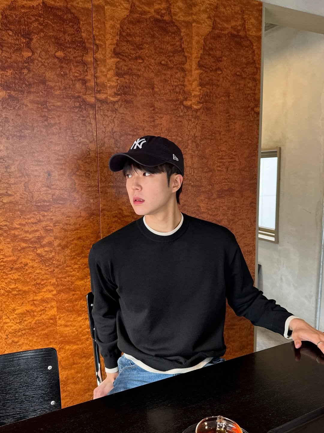 Photo by 도흐 | 남자쇼핑몰 | 체형보완 전문 | 커브드핏 on February 11, 2026. May be an image of hat, top, bolo tie, beret, turtleneck and text.