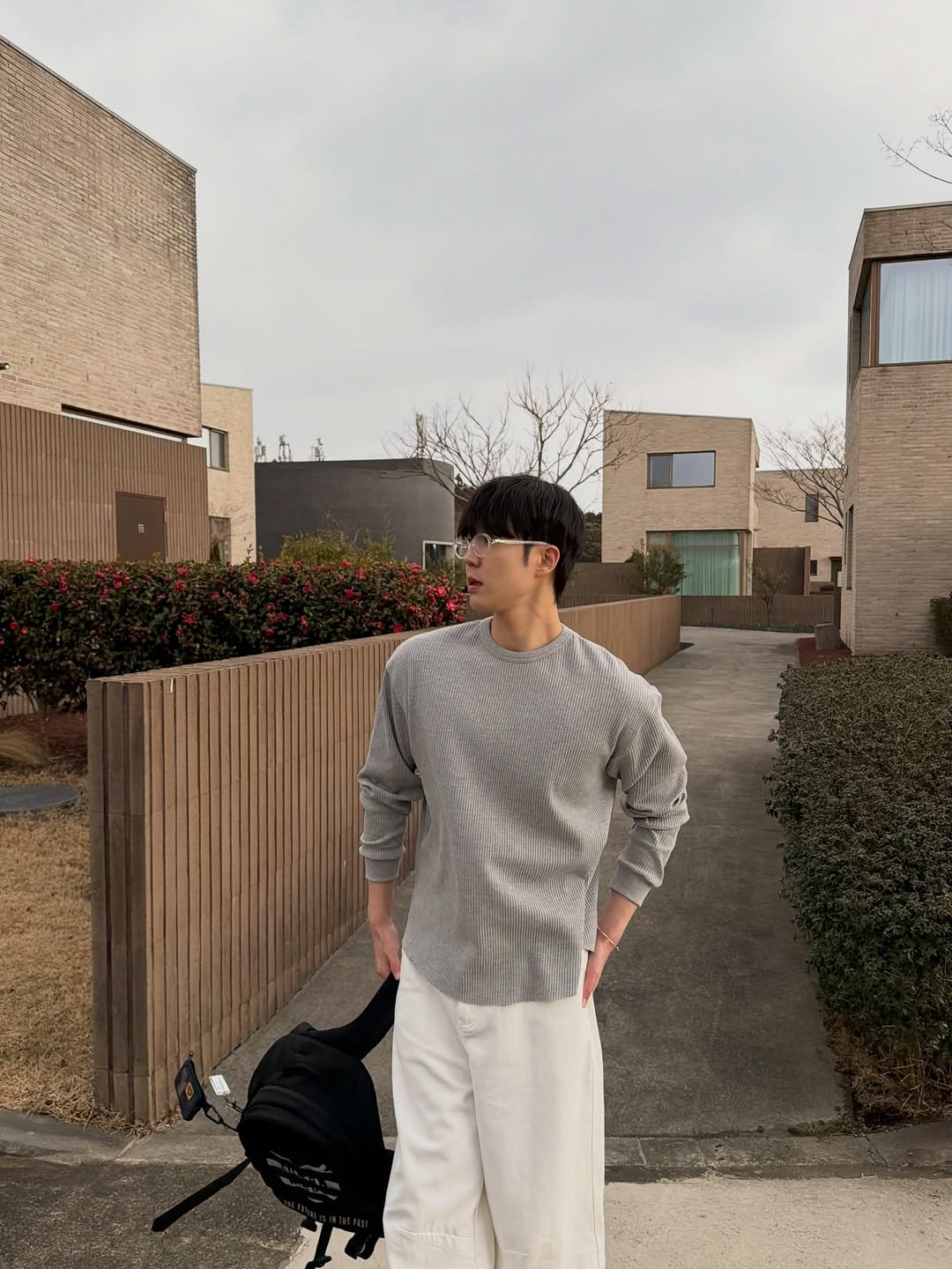 Photo by 도흐 | 남자쇼핑몰 | 체형보완 전문 | 커브드핏 on February 15, 2026. May be an image of golf, wingtip shoes, sweatpants, sweater, turtleneck and text.