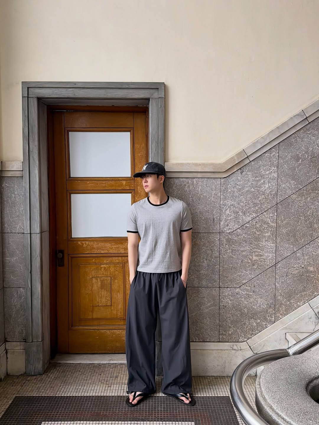 Photo by 도흐 | 남자쇼핑몰 | 체형보완 전문 | 커브드핏 on April 21, 2026. May be an image of text.