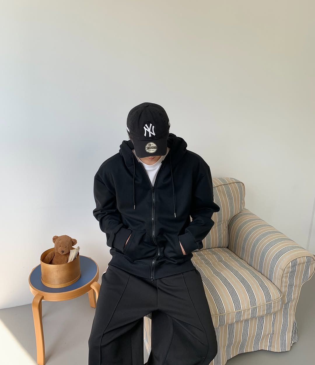 Photo by 도흐 | 남자쇼핑몰 | 체형보완 전문 | 커브드핏 on September 21, 2025. May be an image of 1 person, duffle coat, hat, goosedown coat, face mask, fleece, sweatsuit, parka, raincoat, sweatpants, jacket and text.
