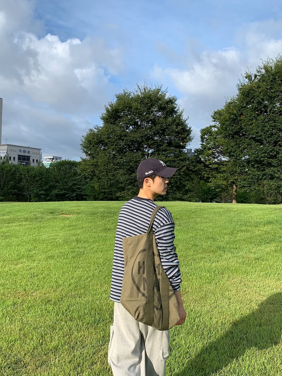 Photo by 도흐 | 남자쇼핑몰 | 체형보완 전문 | 커브드핏 on September 25, 2025. May be an image of 1 person, turtleneck, checker board, outdoors and text.