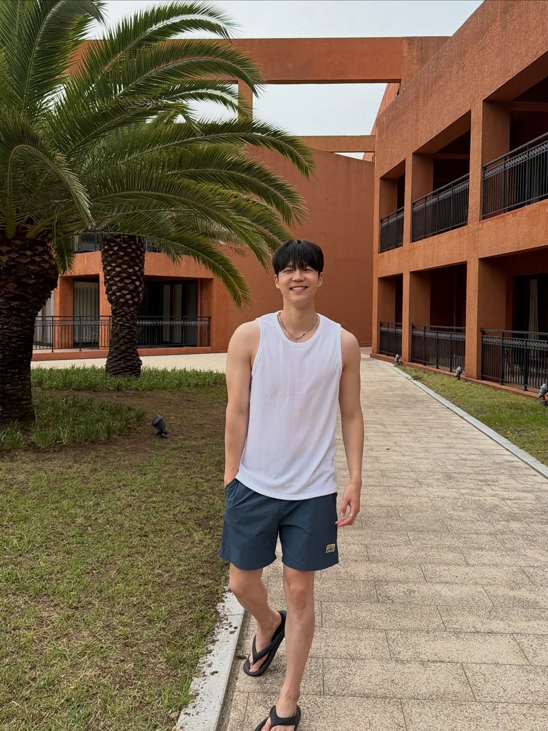 d_och_ 게시물 이미지: 미리보는 여름 휴가. 몸 별로 안 좋아도 이 나시는 입을 수 있음 

3년째 입는 즁