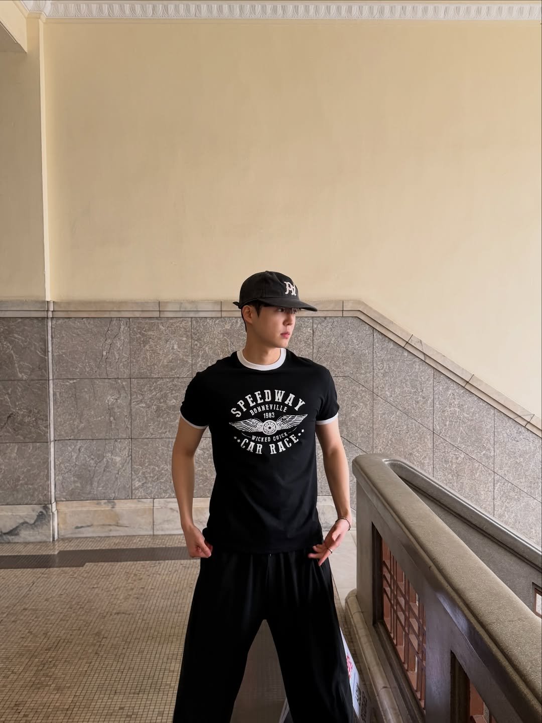 Photo by 도흐 | 남자쇼핑몰 | 체형보완 전문 | 커브드핏 on April 23, 2026. May be an image of one or more people, people standing, activewear, sweatpants, sportswear and text.