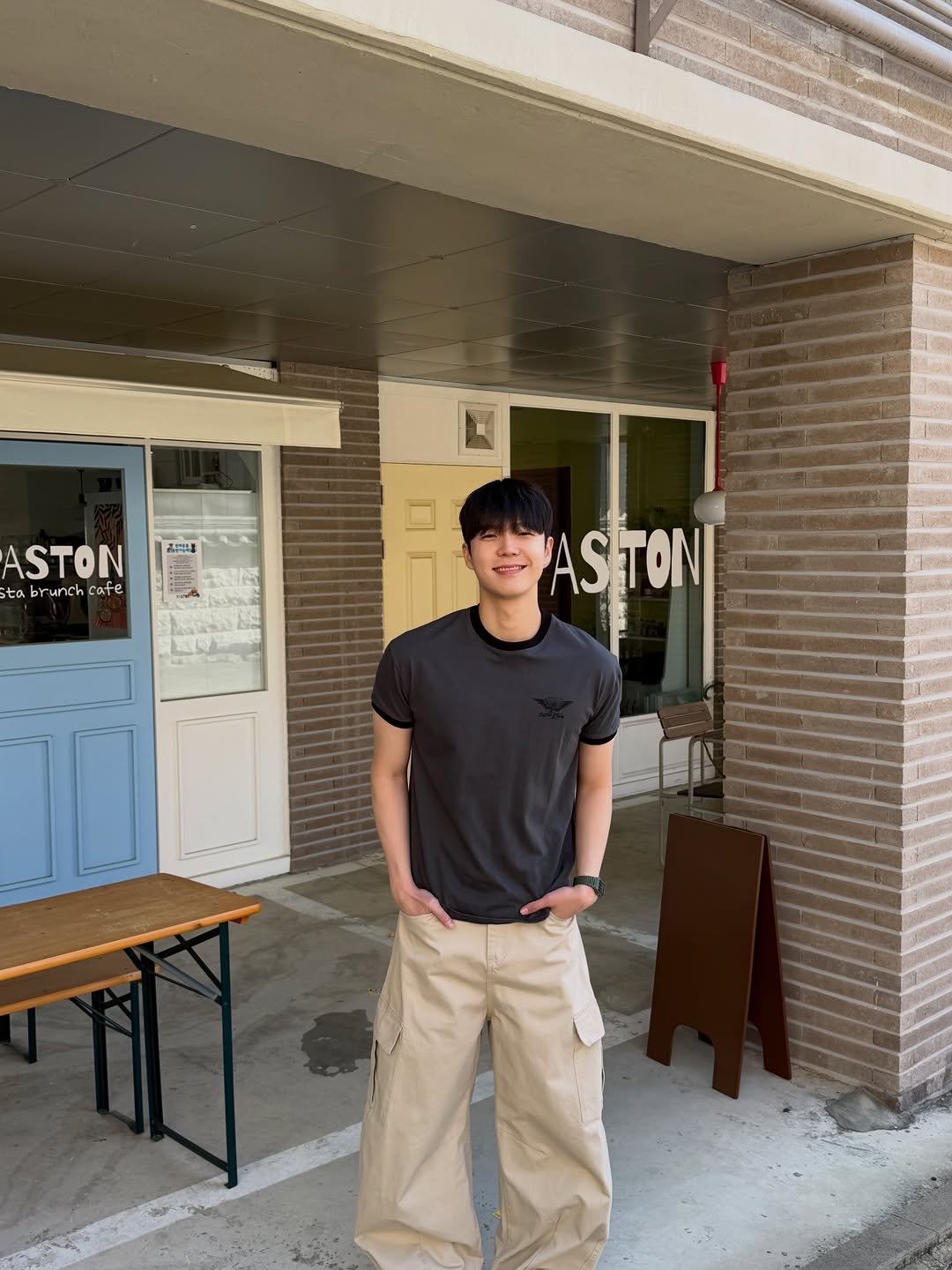 Photo by 도흐 | 남자쇼핑몰 | 체형보완 전문 | 커브드핏 on April 27, 2026. May be an image of standing, sweatpants, cornflower and text.