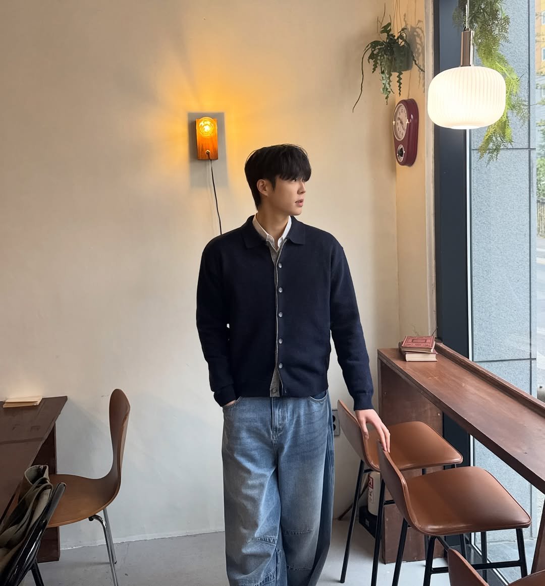 Photo by 도흐 | 남자쇼핑몰 | 체형보완 전문 | 커브드핏 on February 10, 2026. May be an image of duffle coat, bolo tie, cornflower and text.