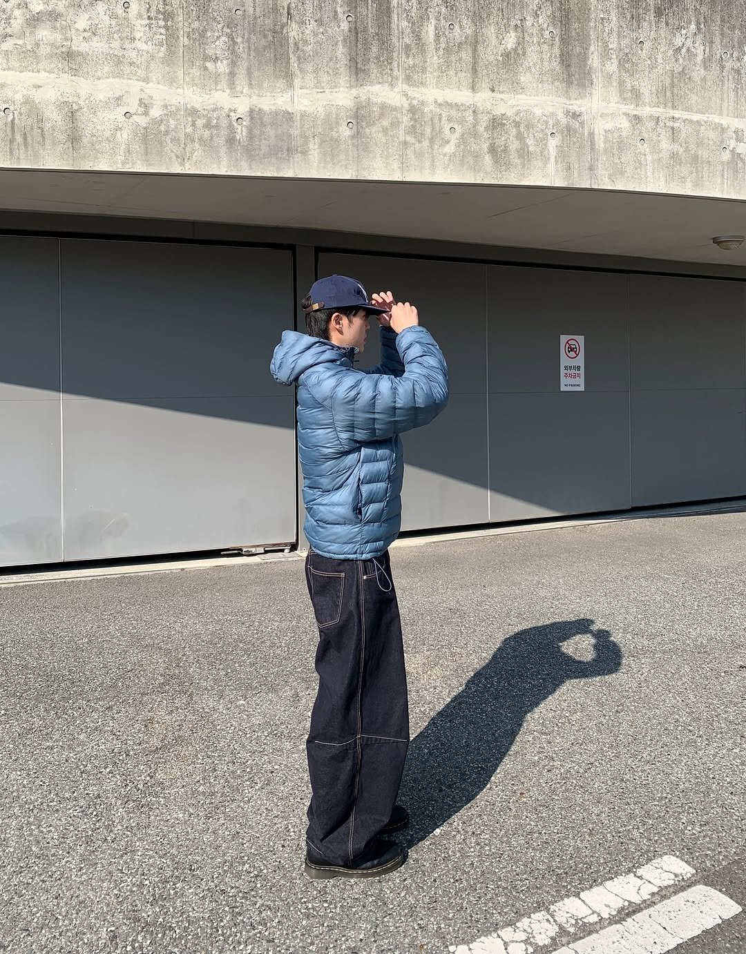 Photo by 도흐 | 남자쇼핑몰 | 체형보완 전문 | 커브드핏 on November 06, 2025. May be an image of standing, duffle coat, parka and text.