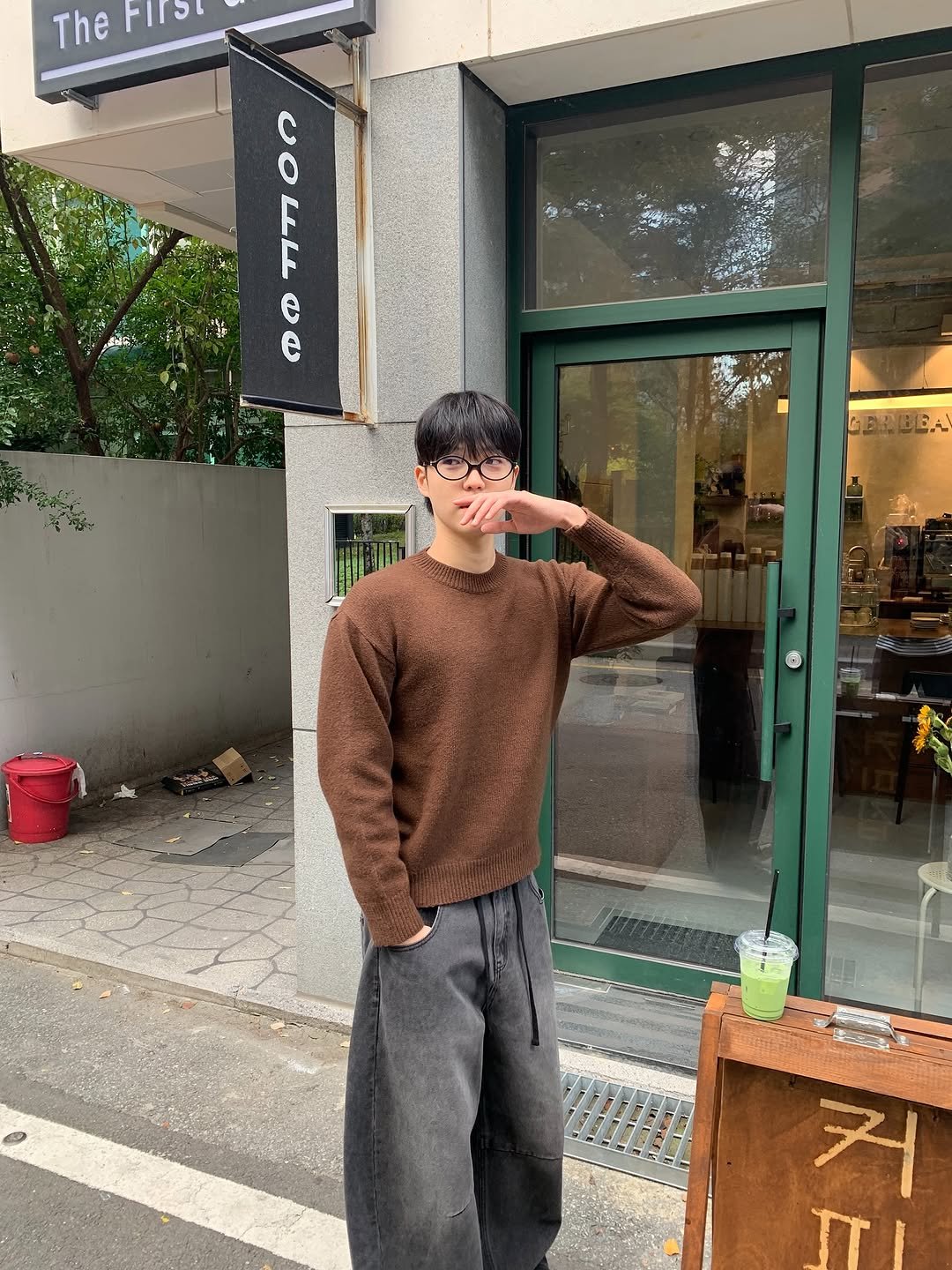 Photo by 도흐 | 남자쇼핑몰 | 체형보완 전문 | 커브드핏 on November 09, 2025. May be an image of ‎duffle coat, signboard, turtleneck, sweatpants, cornflower and ‎text that says '‎The יללן- uO K GENABEA GENN 저 IT‎'‎‎.