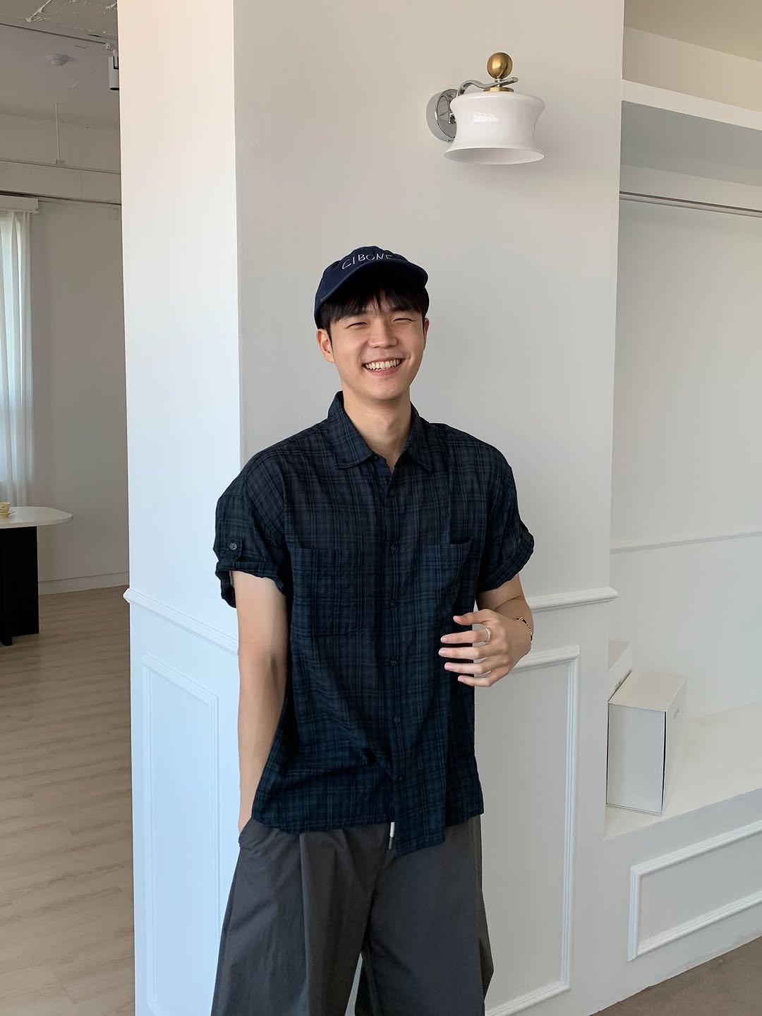 Photo by 도흐  | 남자쇼핑몰 | 체형보완 전문 | 커브드핏 on July 30, 2025. May be an image of 1 person, standing, cornflower and text.