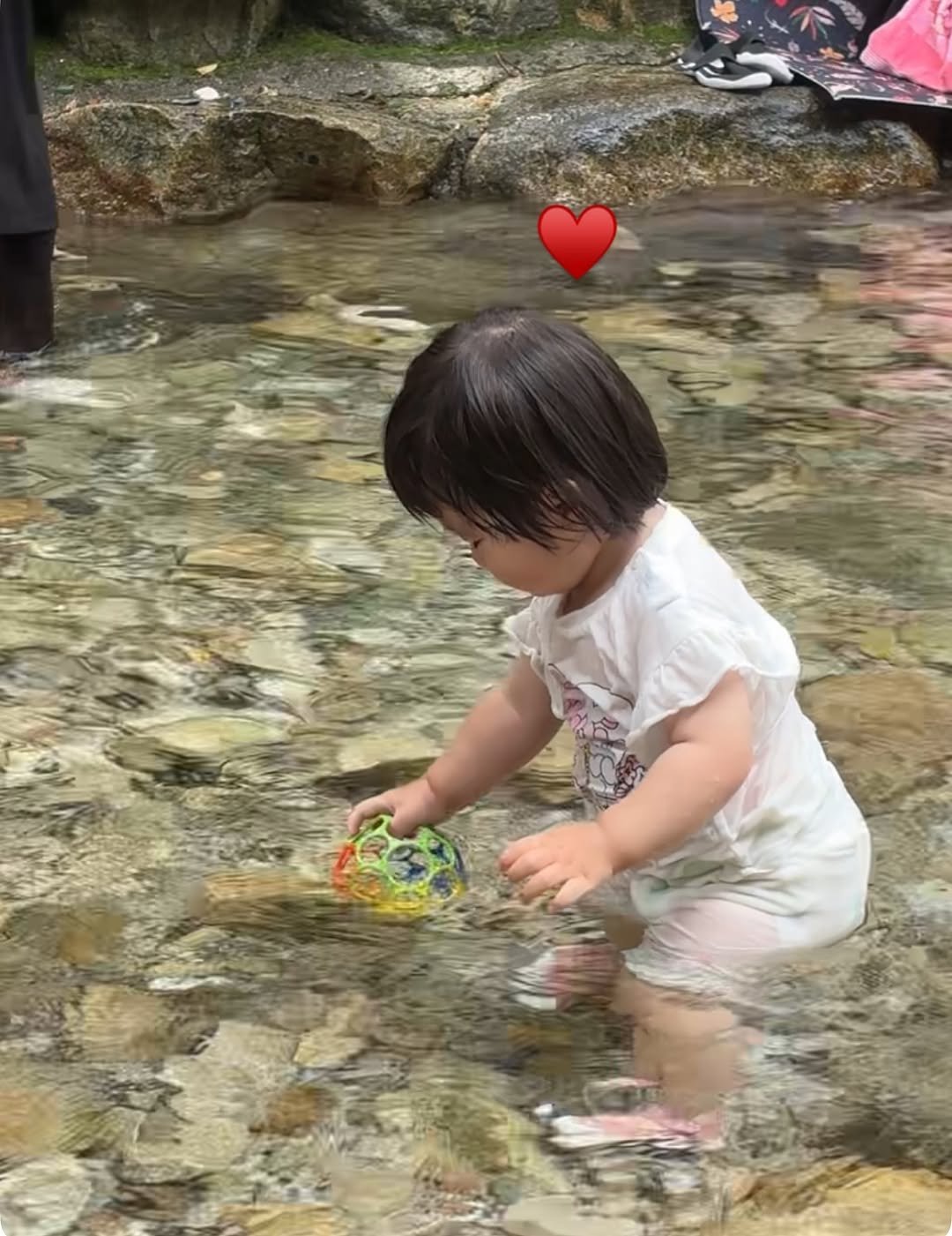 Photo by 다다ㅣ방구석 커리어우먼👸🏻 on August 07, 2025. May be an image of 1 person, baby, body of water and text.