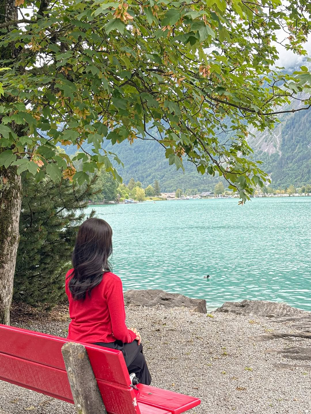 Photo by 다다ㅣ방구석 커리어우먼👸🏻 on August 07, 2025. May be an image of 1 person, lake and text.