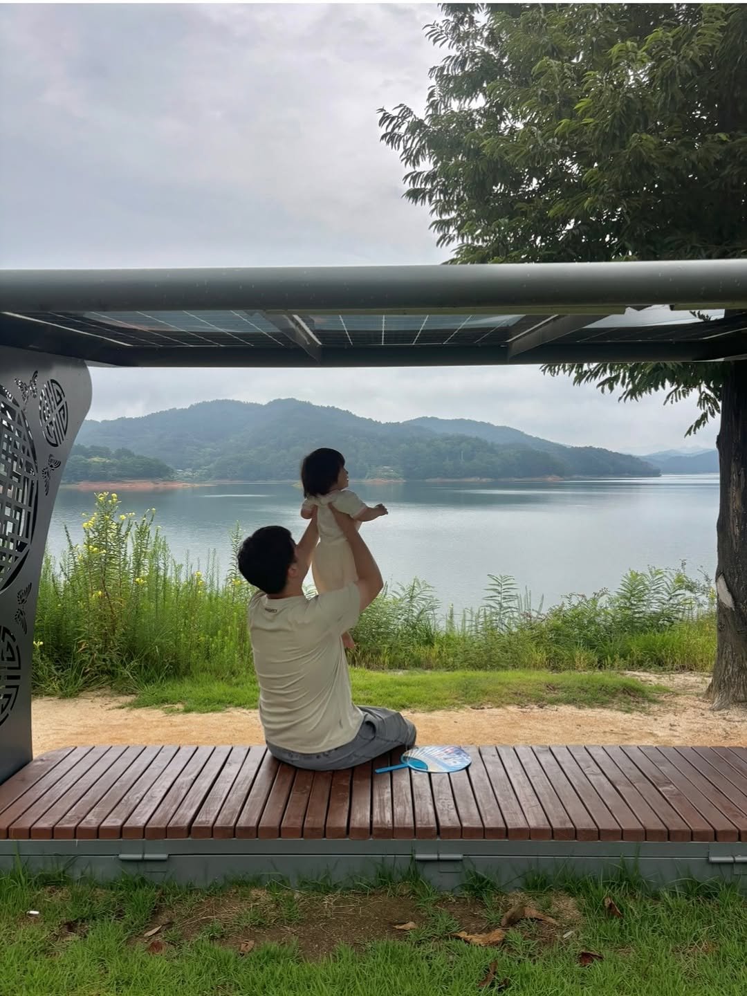 Photo by 다다ㅣ방구석 커리어우먼👸🏻 on August 14, 2025. May be an image of 1 person, pie, lake, picnic, park, Gyeongbokgung Palace and text.