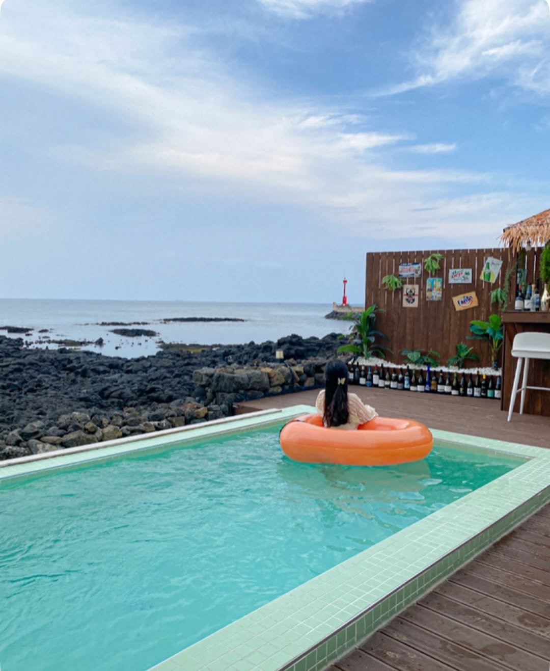 Photo by 다다ㅣ방구석 커리어우먼👸🏻 on August 12, 2025. May be an image of 1 person, swimming, raft, pool, Santorini, ocean, cabana and text.