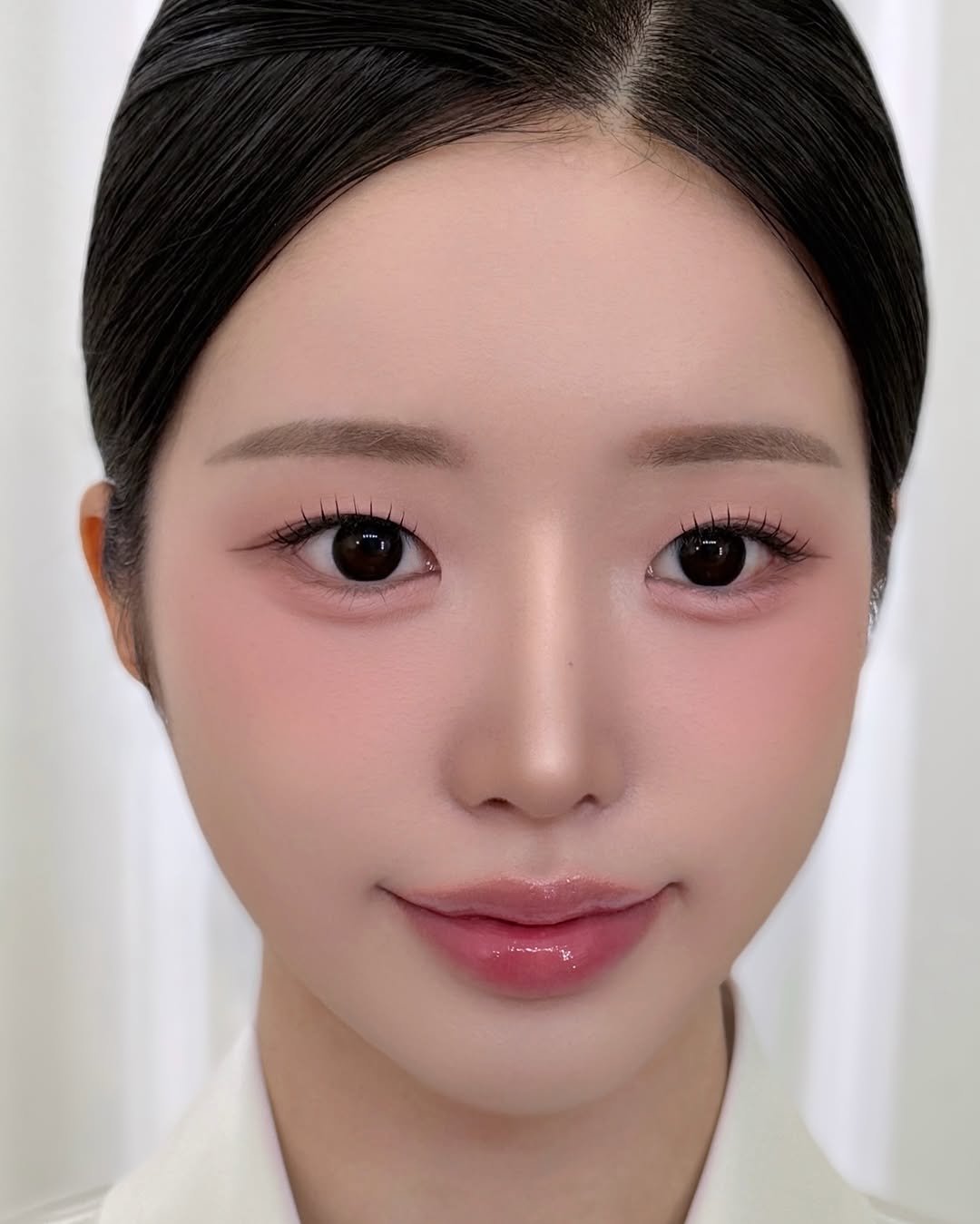 Photo shared by 닿아스튜디오 대표 수정 | 𝙳𝙰;𝚊𝚑 𝚜𝚝𝚞𝚍𝚒𝚘 on December 28, 2025 tagging @da.ah_studio. May be a closeup of one or more people, braids, eyeliner, makeup and text.