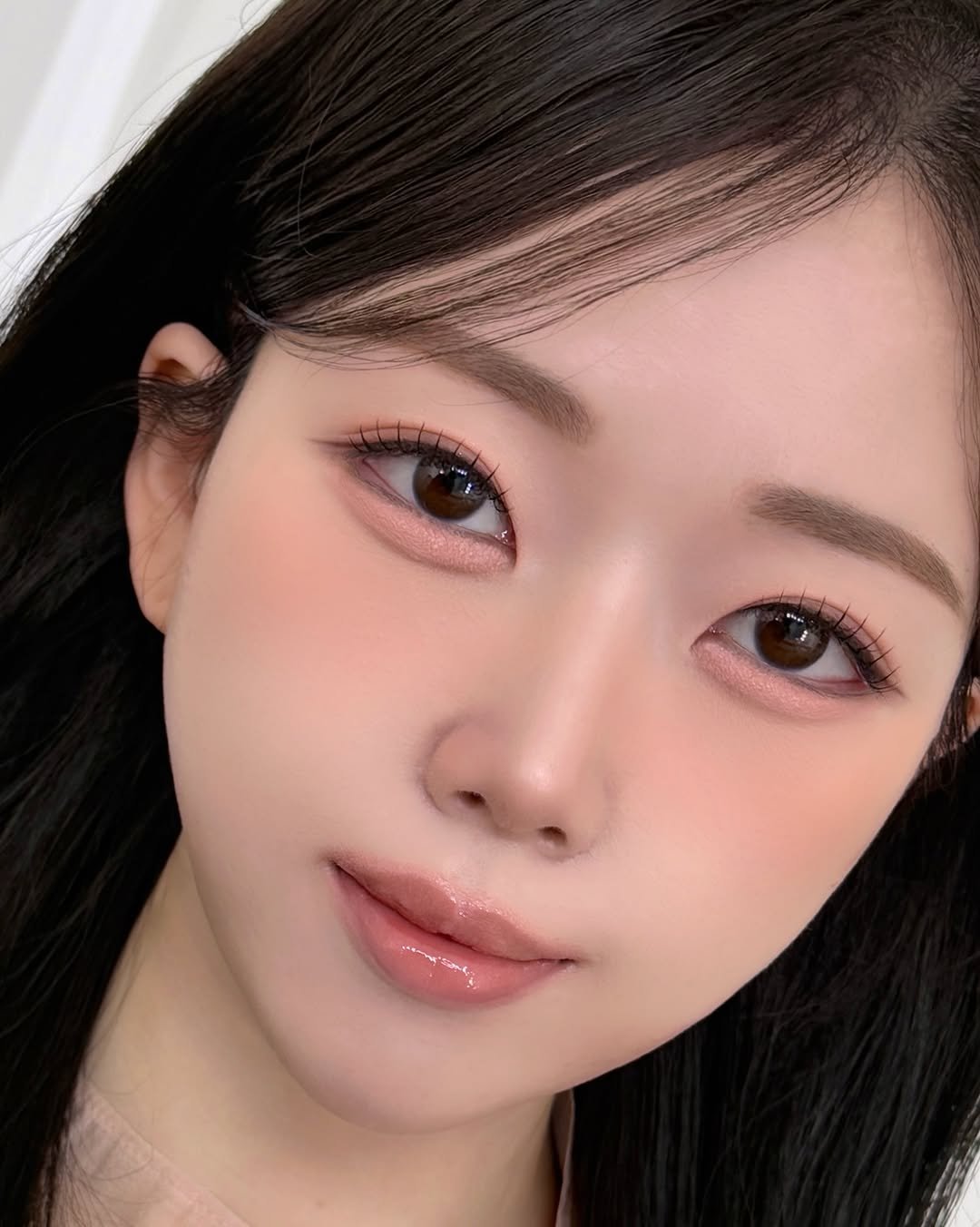 Photo by 닿아스튜디오 대표 수정 | 𝙳𝙰;𝚊𝚑 𝚜𝚝𝚞𝚍𝚒𝚘 in 가로수길 Garosu-gil, Gangnam Seoul Korea. May be a closeup of one or more people, hair, makeup, lipstick, eyeliner and text.