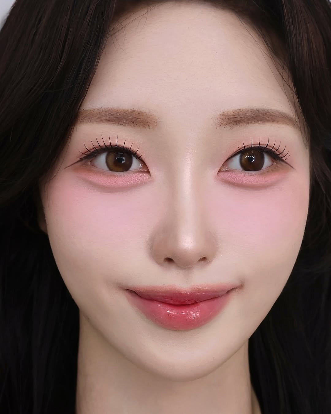 Photo by 닿아스튜디오 대표 수정 | 𝙳𝙰;𝚊𝚑 𝚜𝚝𝚞𝚍𝚒𝚘 on November 26, 2025. May be a closeup of one or more people, makeup and text.