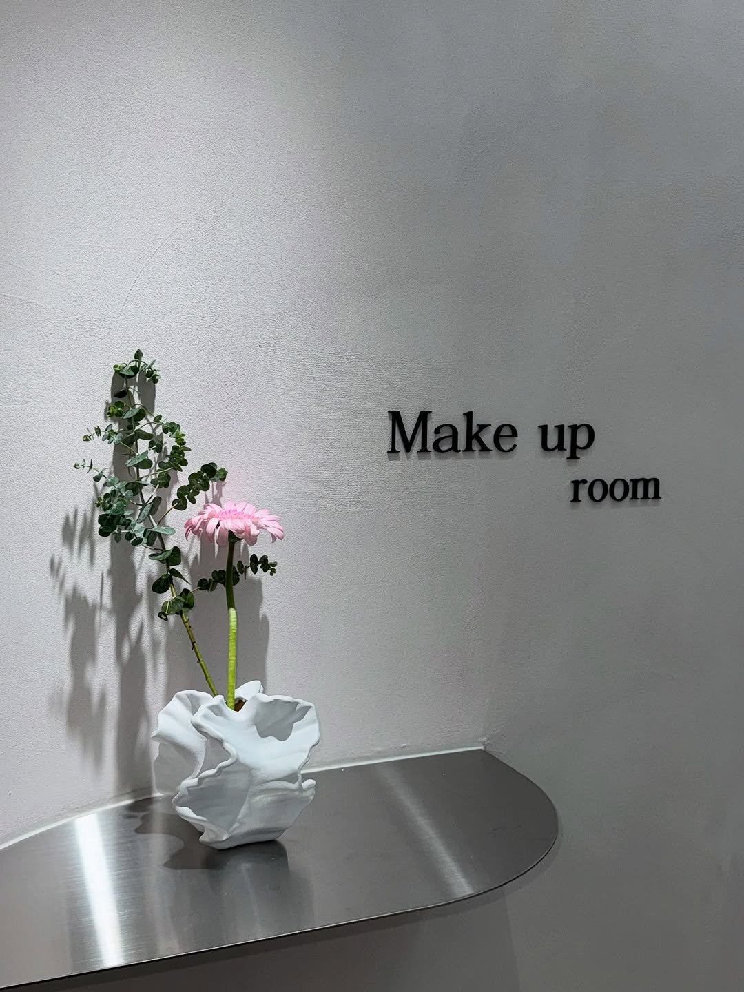 Photo by 닿아스튜디오 대표 수정 | 𝙳𝙰;𝚊𝚑 𝚜𝚝𝚞𝚍𝚒𝚘 on August 17, 2025. May be an image of one or more people, makeup, flower arrangement, prairie gentian, baby's-breath, carnation, rose and text that says 'Make Makeup up room'.