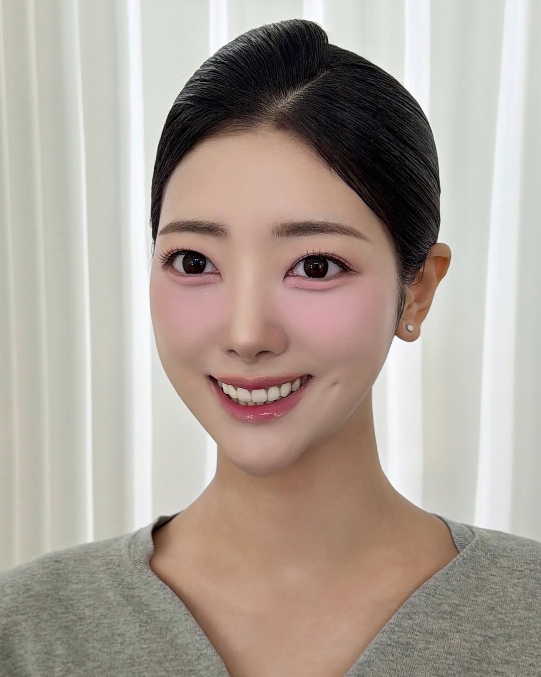 Photo by 닿아스튜디오 대표 수정 | 𝙳𝙰;𝚊𝚑 𝚜𝚝𝚞𝚍𝚒𝚘 on November 19, 2025. May be an image of one or more people, braids, makeup and text.