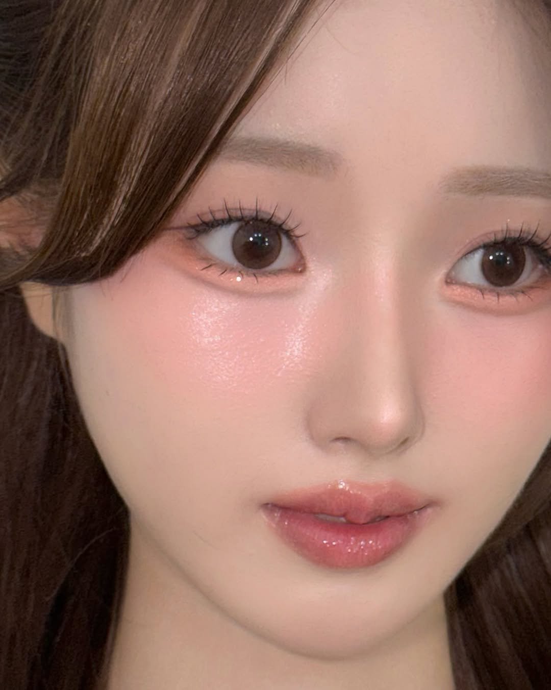 Photo by 닿아스튜디오 대표 수정 | 𝙳𝙰;𝚊𝚑 𝚜𝚝𝚞𝚍𝚒𝚘 in 가로수길 Garosu-gil, Gangnam Seoul Korea with @da.ah_studio. May be a closeup of one or more people, makeup, hair and text.