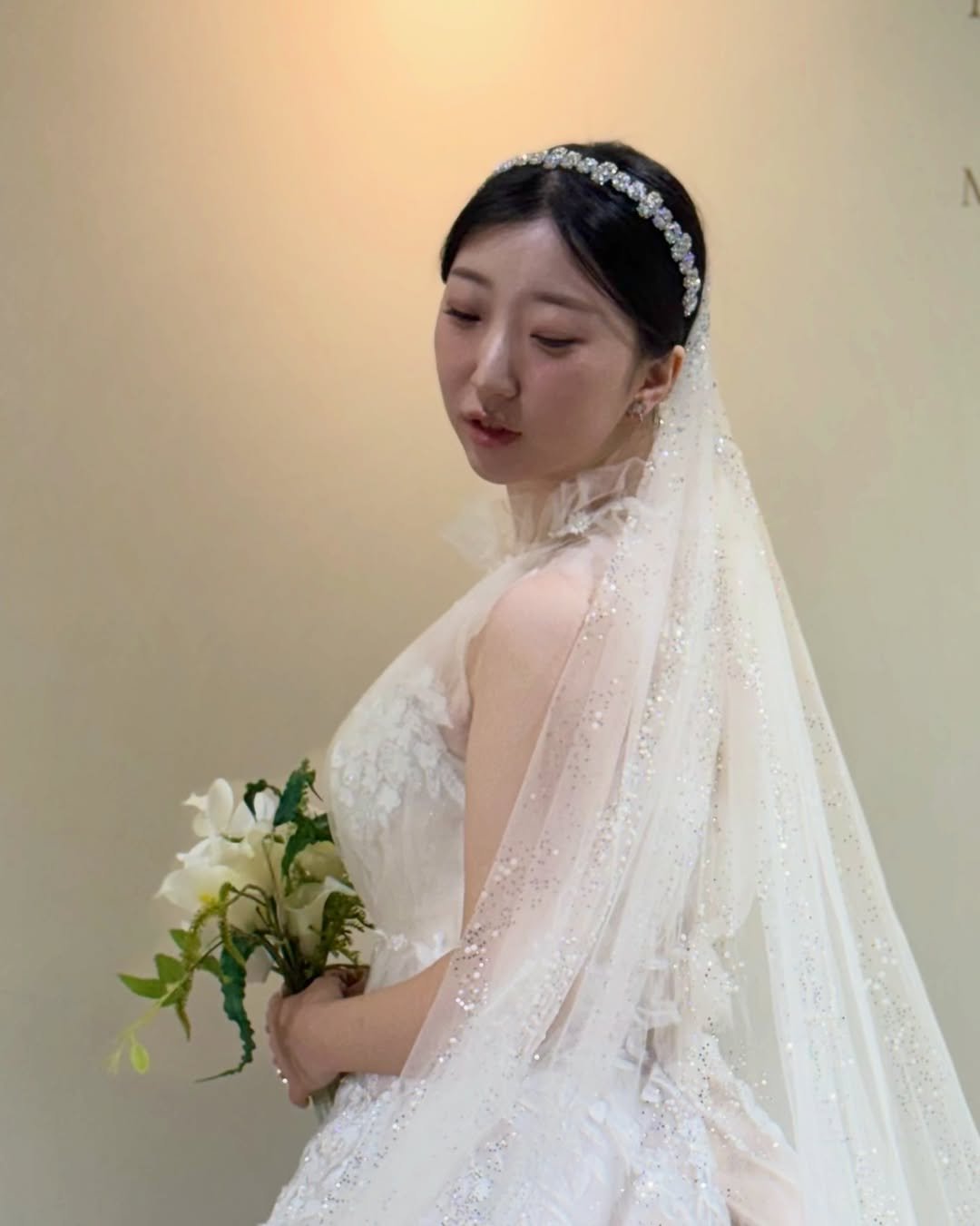 Photo shared by 닿아스튜디오 대표 수정 | 𝙳𝙰;𝚊𝚑 𝚜𝚝𝚞𝚍𝚒𝚘 on January 06, 2026 tagging @da.ah_wedding. May be an image of baby's-breath, wedding and text.