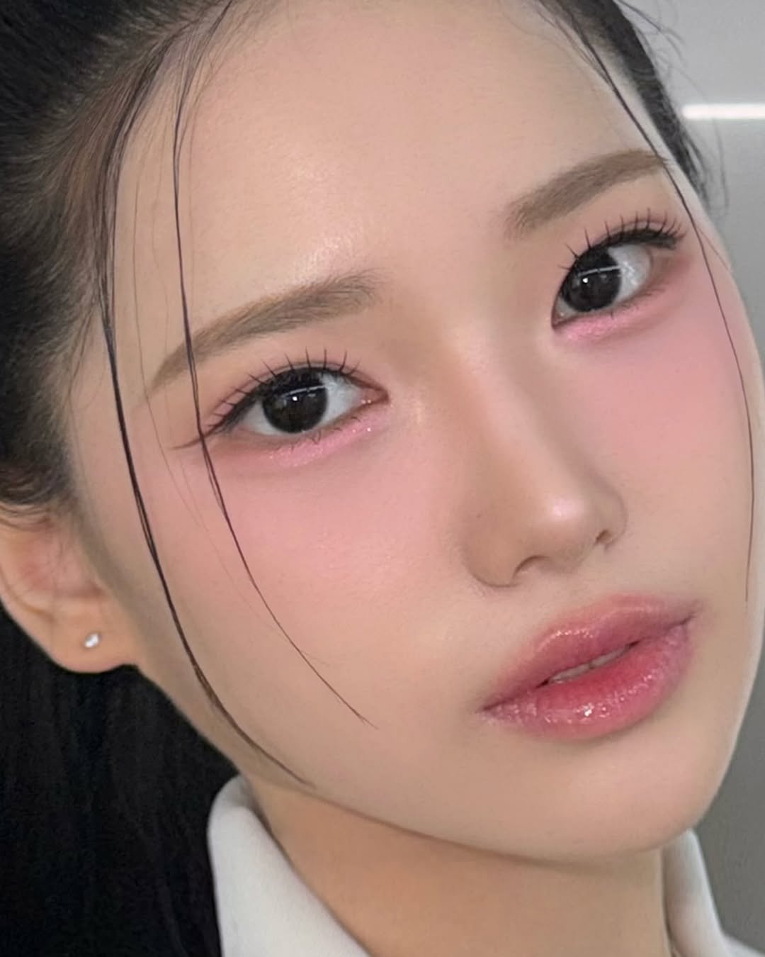 Photo by 닿아스튜디오 대표 수정 | 𝙳𝙰;𝚊𝚑 𝚜𝚝𝚞𝚍𝚒𝚘 on August 17, 2025. May be a closeup of 1 person, makeup, hair, lipstick and text.